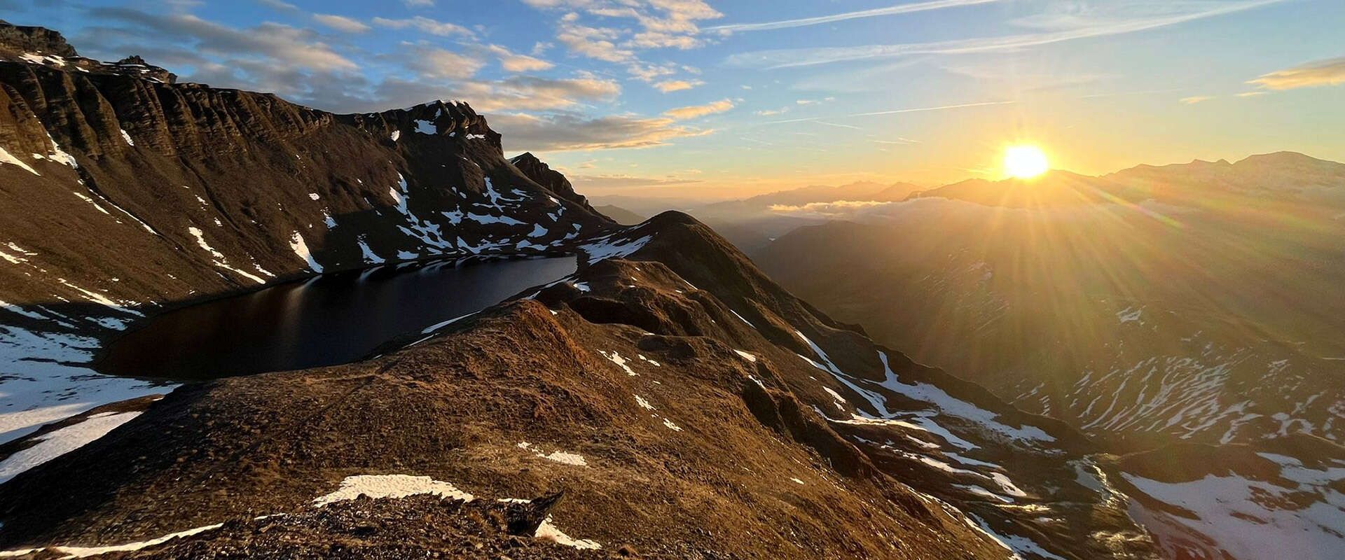Bergkette mit Sonnenaufgang in Tux im Zillertal